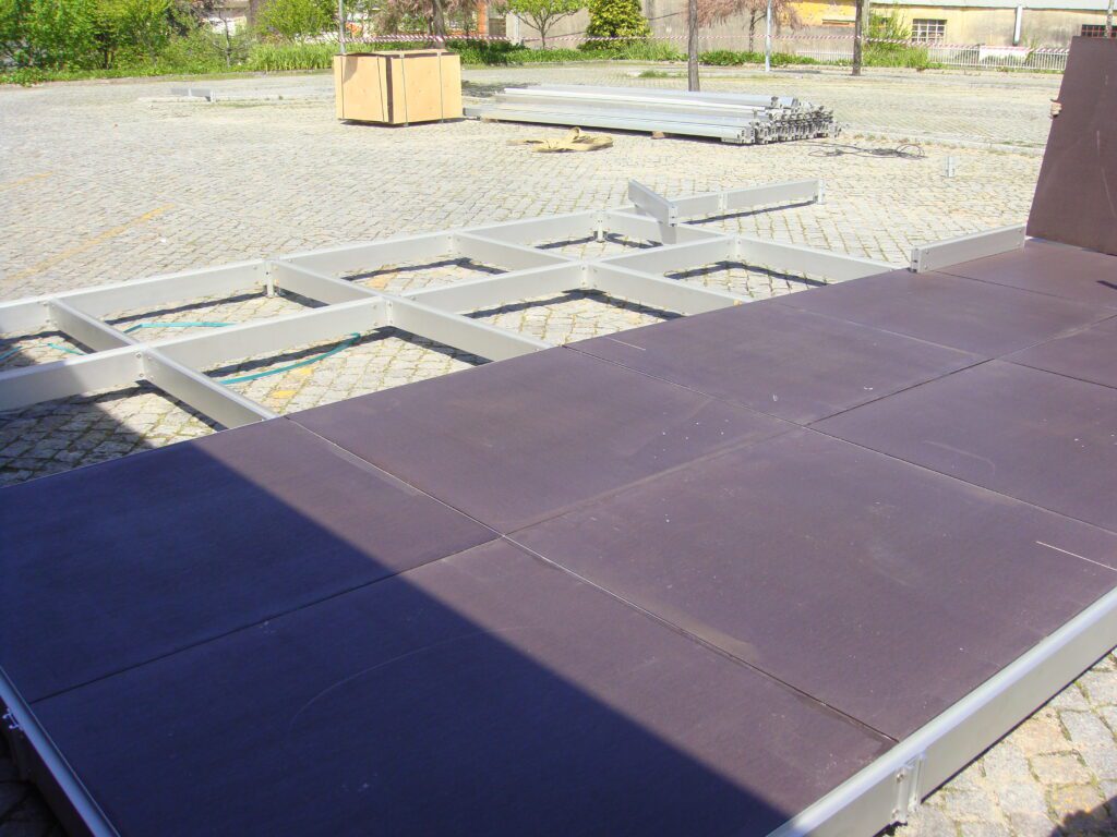 Aluguer e Venda de Estrados e pisos técnicos usados